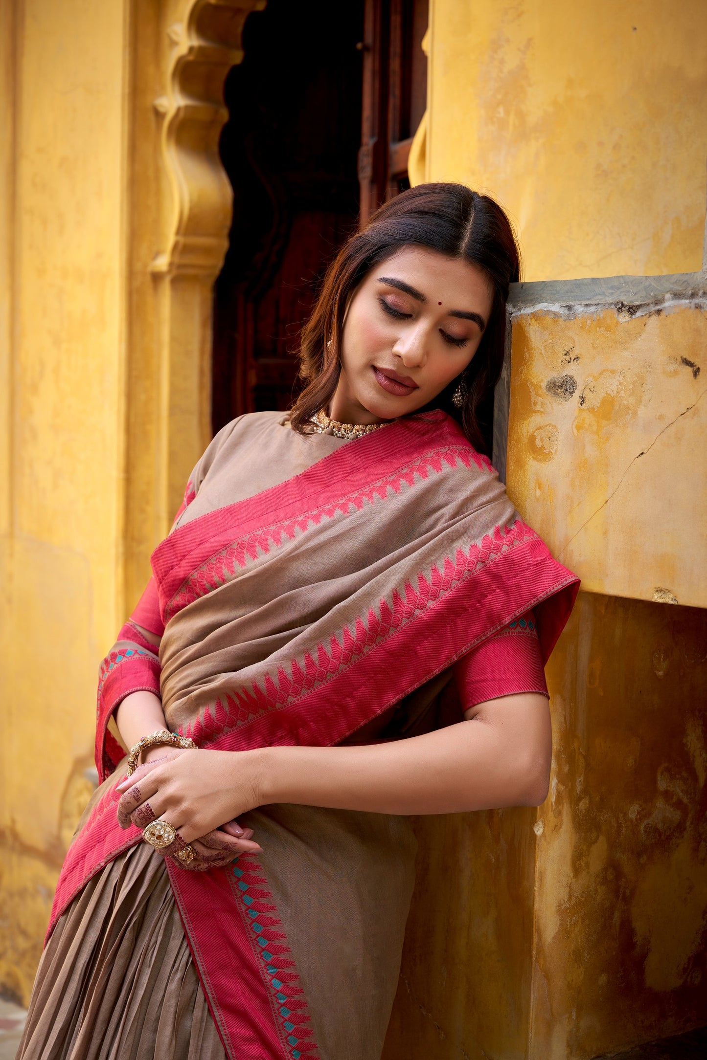 Minimal, majestic, and beautifully woven — this Chanderi lehenga celebrates pure ethnic sophistication 🪞🪷