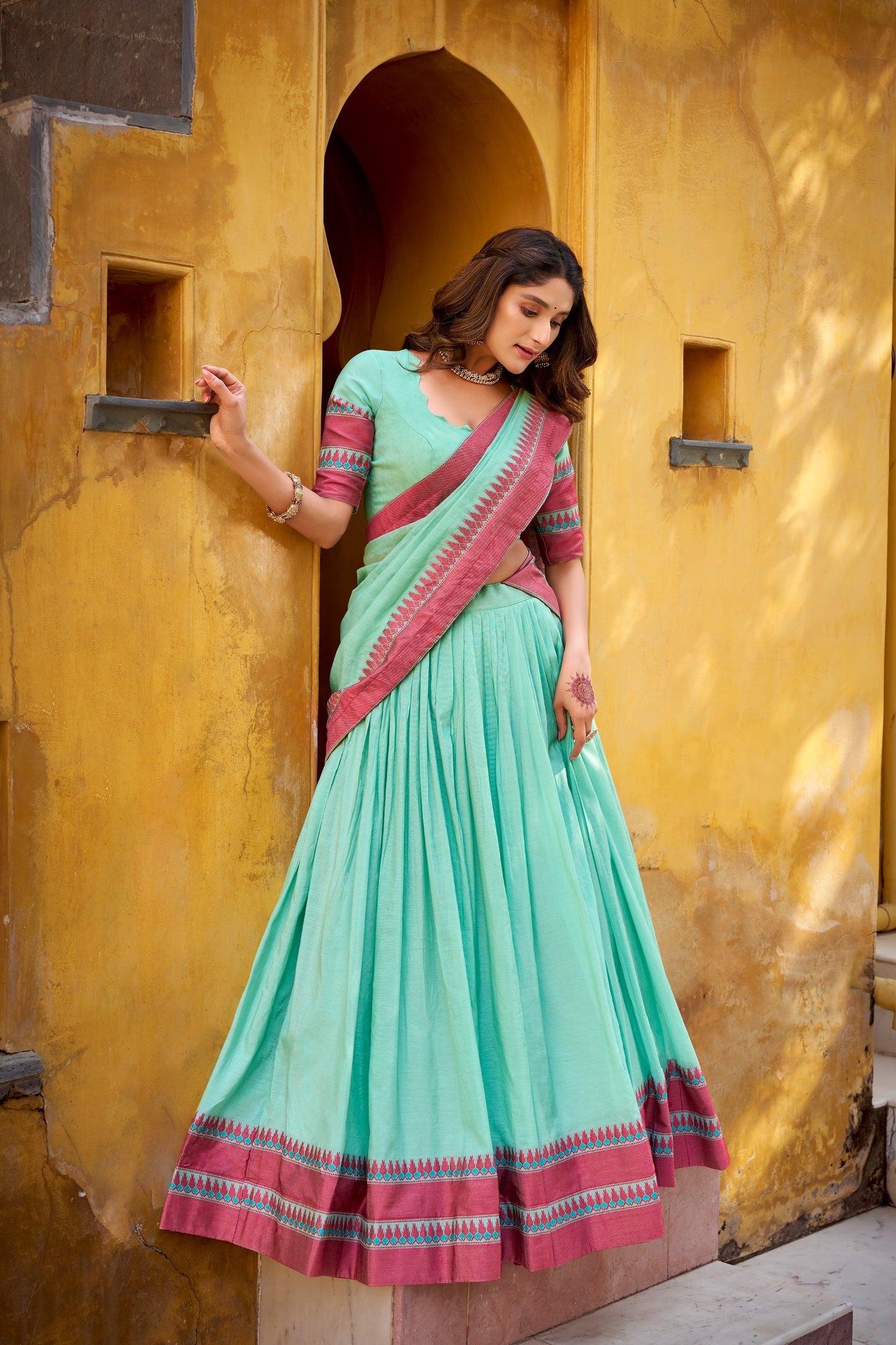 Minimal, majestic, and beautifully woven — this Chanderi lehenga celebrates pure ethnic sophistication 🪞🪷
