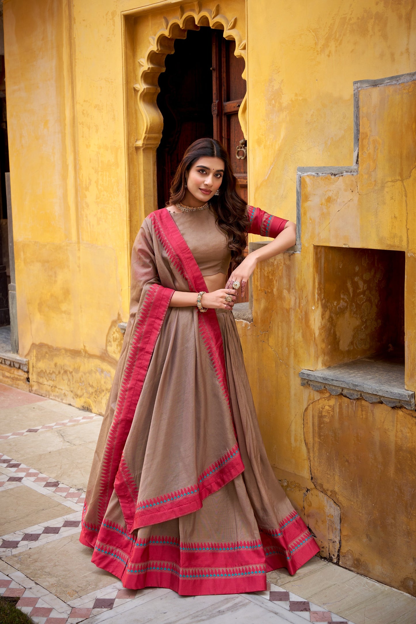 Minimal, majestic, and beautifully woven — this Chanderi lehenga celebrates pure ethnic sophistication 🪞🪷