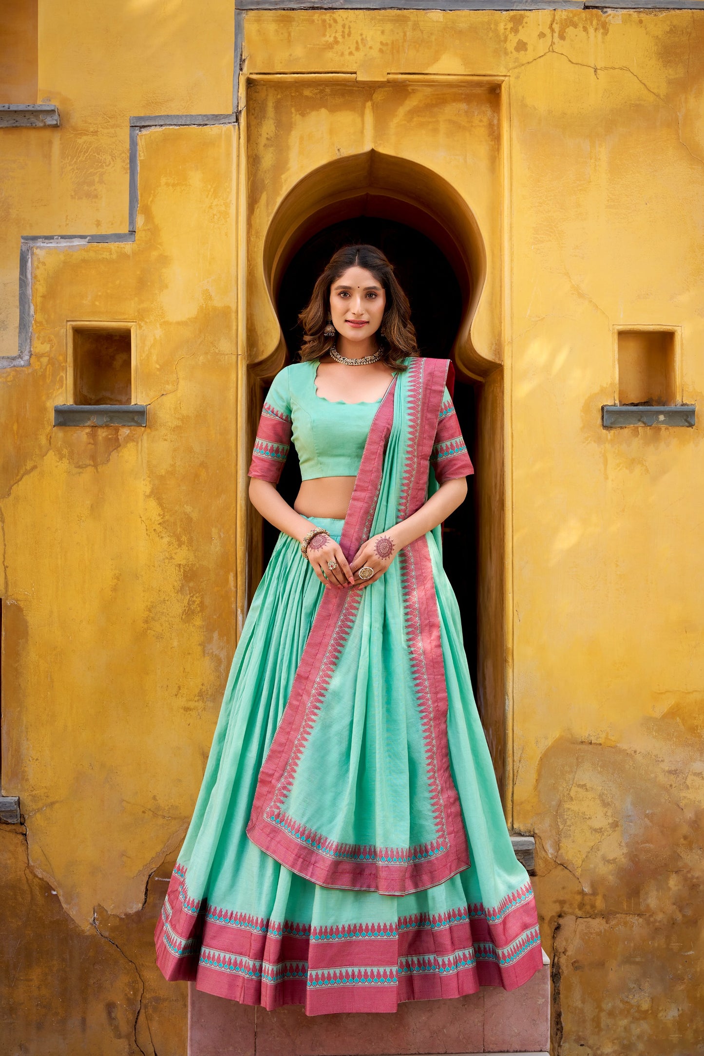 Minimal, majestic, and beautifully woven — this Chanderi lehenga celebrates pure ethnic sophistication 🪞🪷