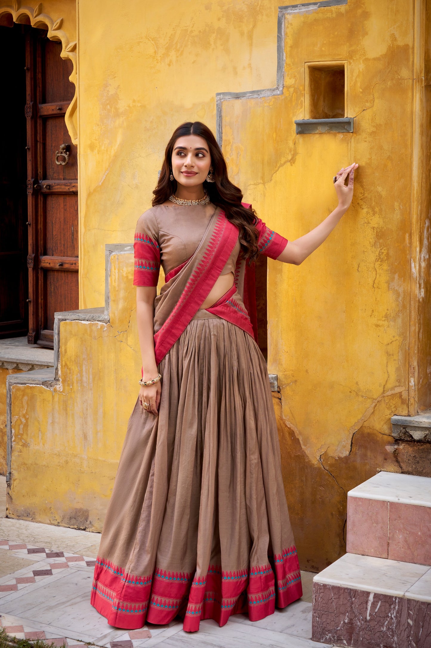 Minimal, majestic, and beautifully woven — this Chanderi lehenga celebrates pure ethnic sophistication 🪞🪷