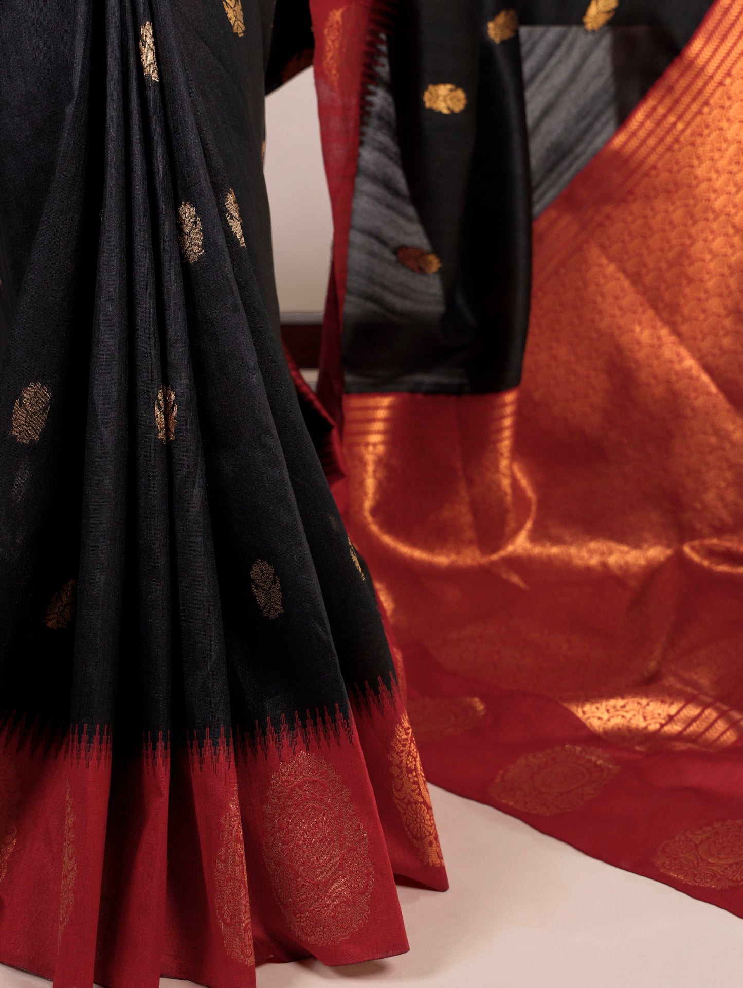 The smooth poly cotton fabric paired with beautiful zari weaving makes this saree a graceful choice for festive and ethnic occasions