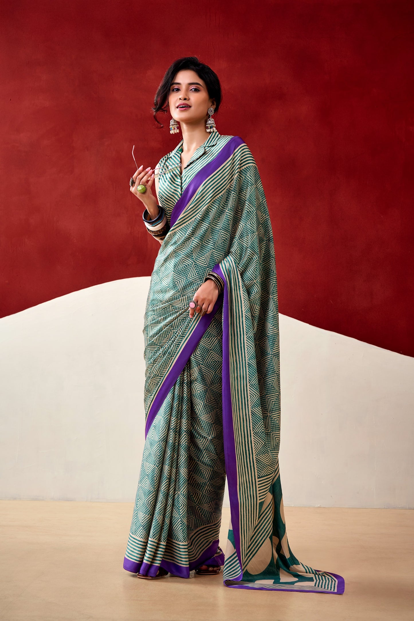 A perfect blend of professionalism and ethnic grace. 🌸