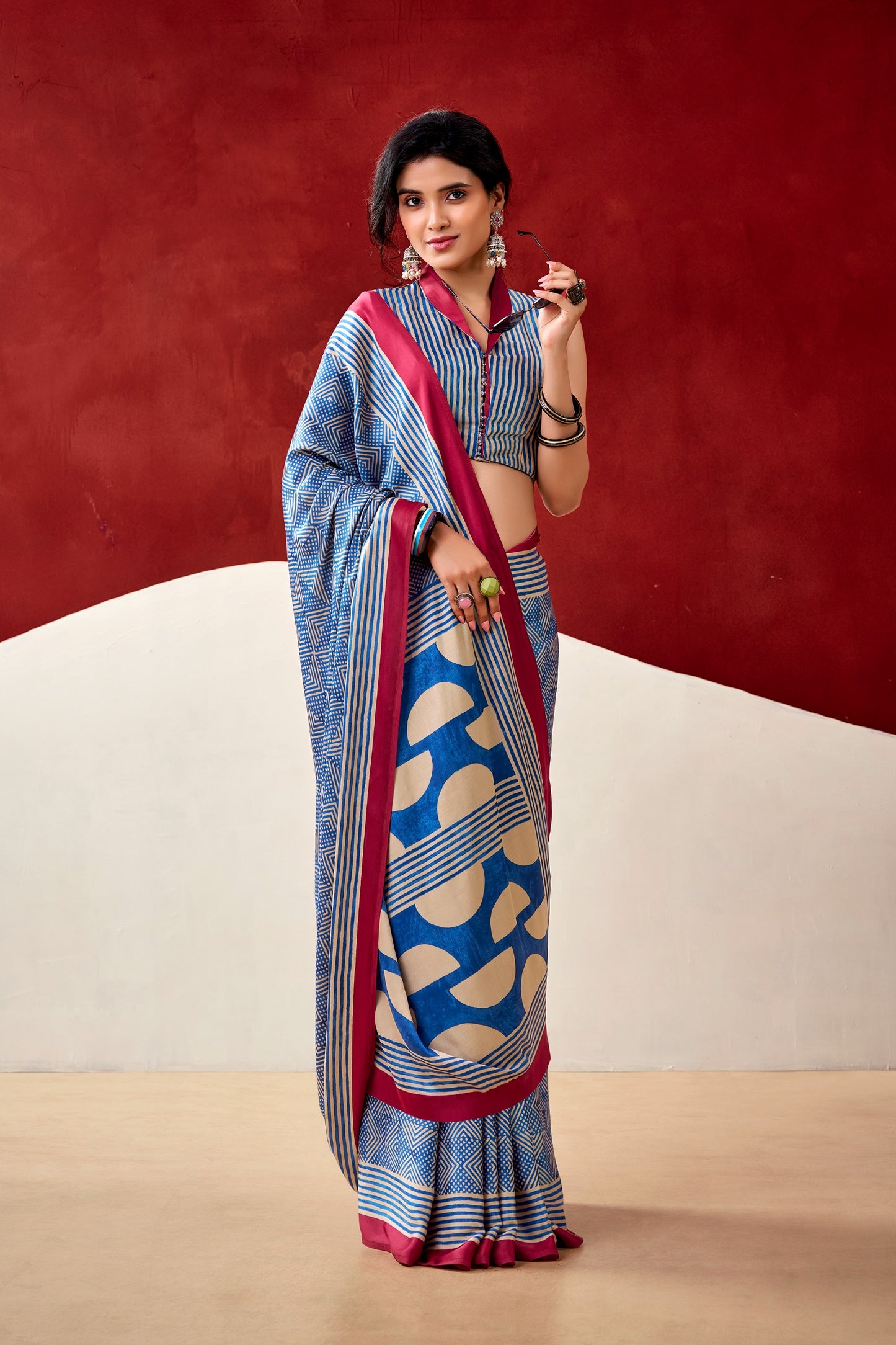 A perfect blend of professionalism and ethnic grace. 🌸