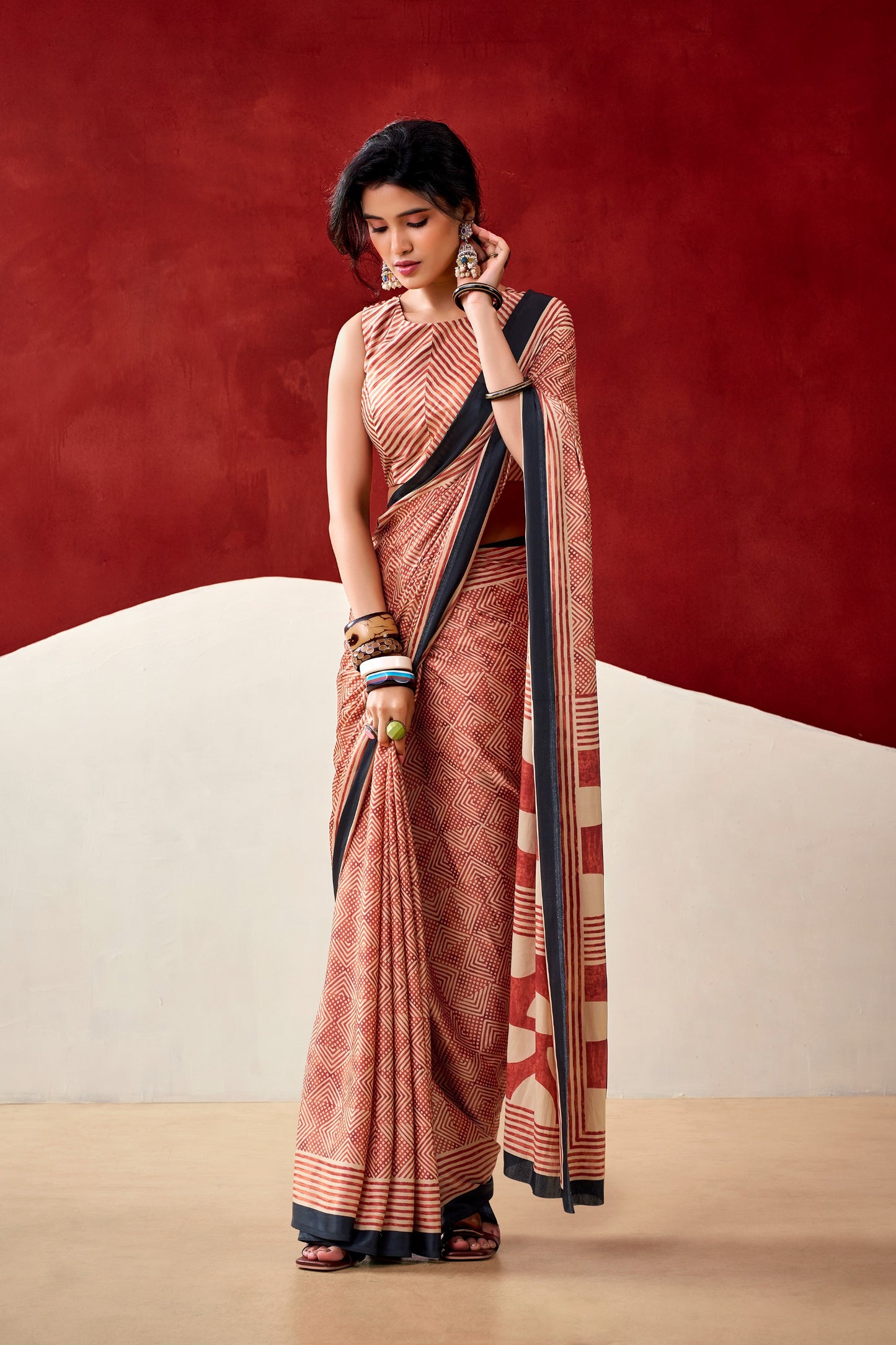 A perfect blend of professionalism and ethnic grace. 🌸