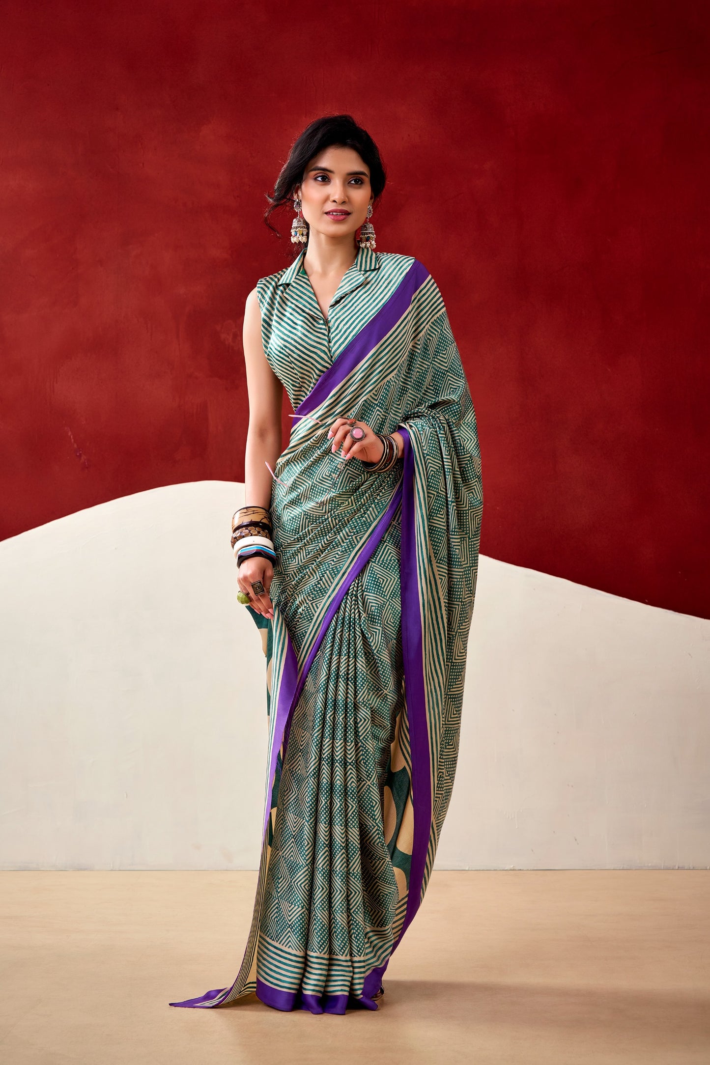 A perfect blend of professionalism and ethnic grace. 🌸