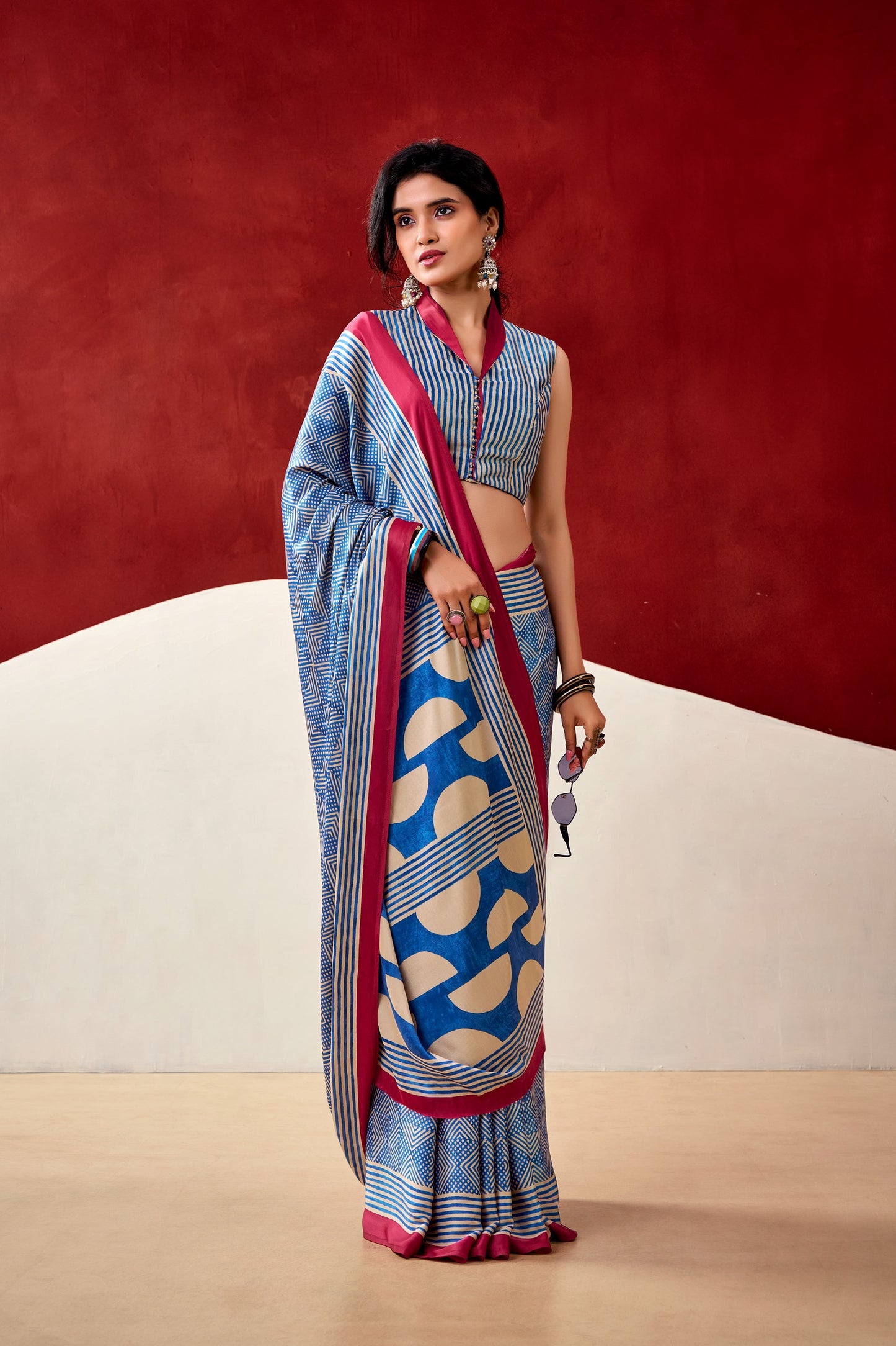 A perfect blend of professionalism and ethnic grace. 🌸