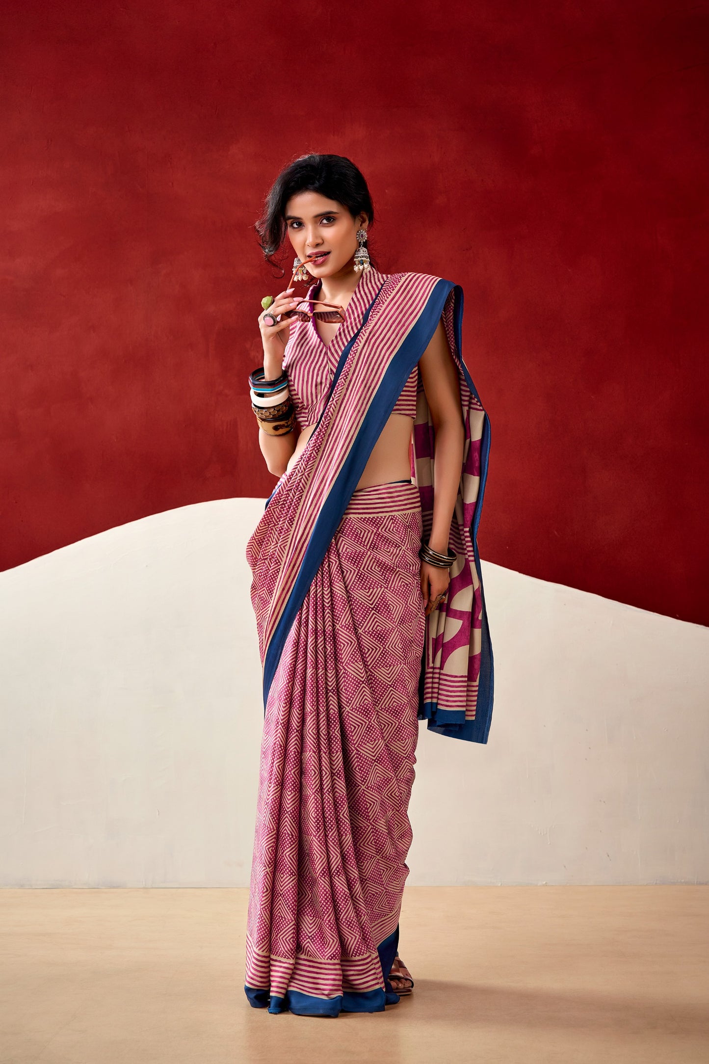 A perfect blend of professionalism and ethnic grace. 🌸