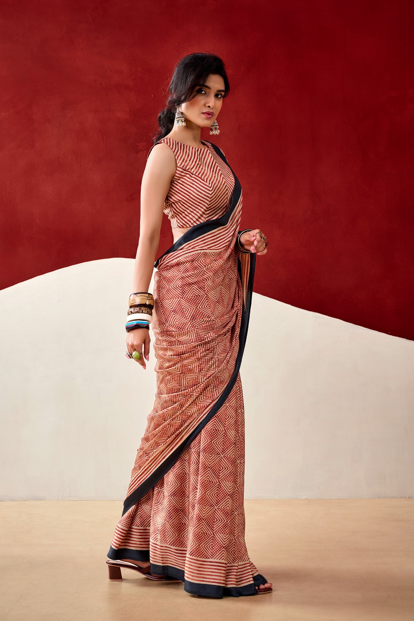A perfect blend of professionalism and ethnic grace. 🌸