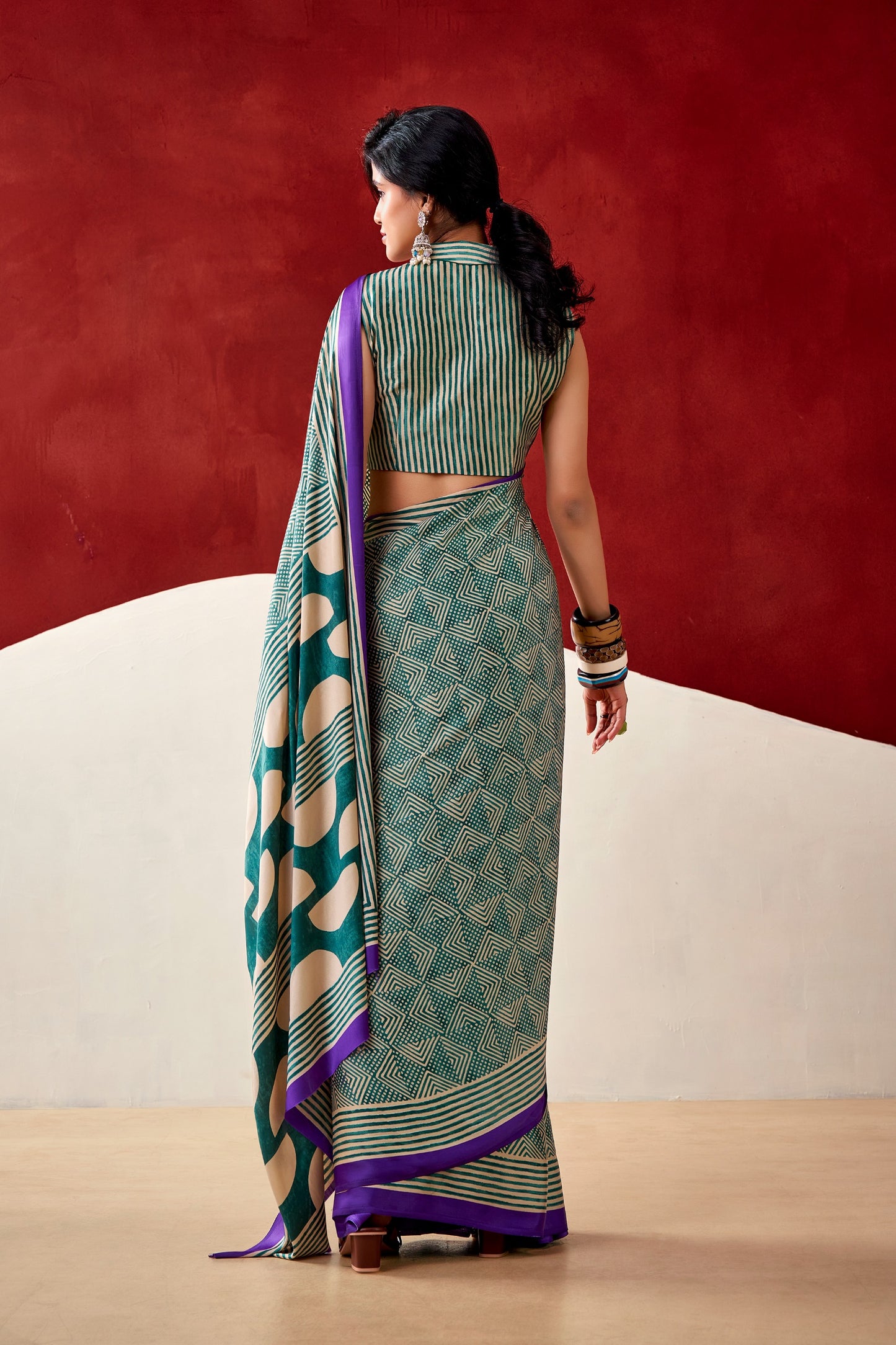 A perfect blend of professionalism and ethnic grace. 🌸