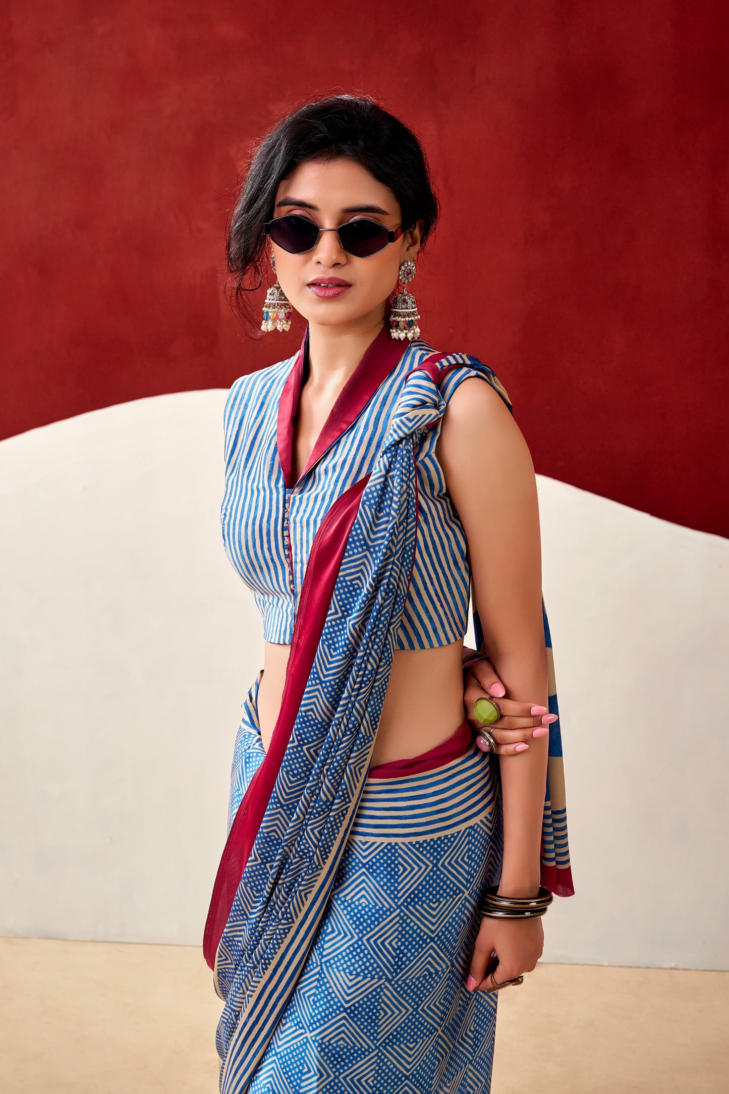 A perfect blend of professionalism and ethnic grace. 🌸