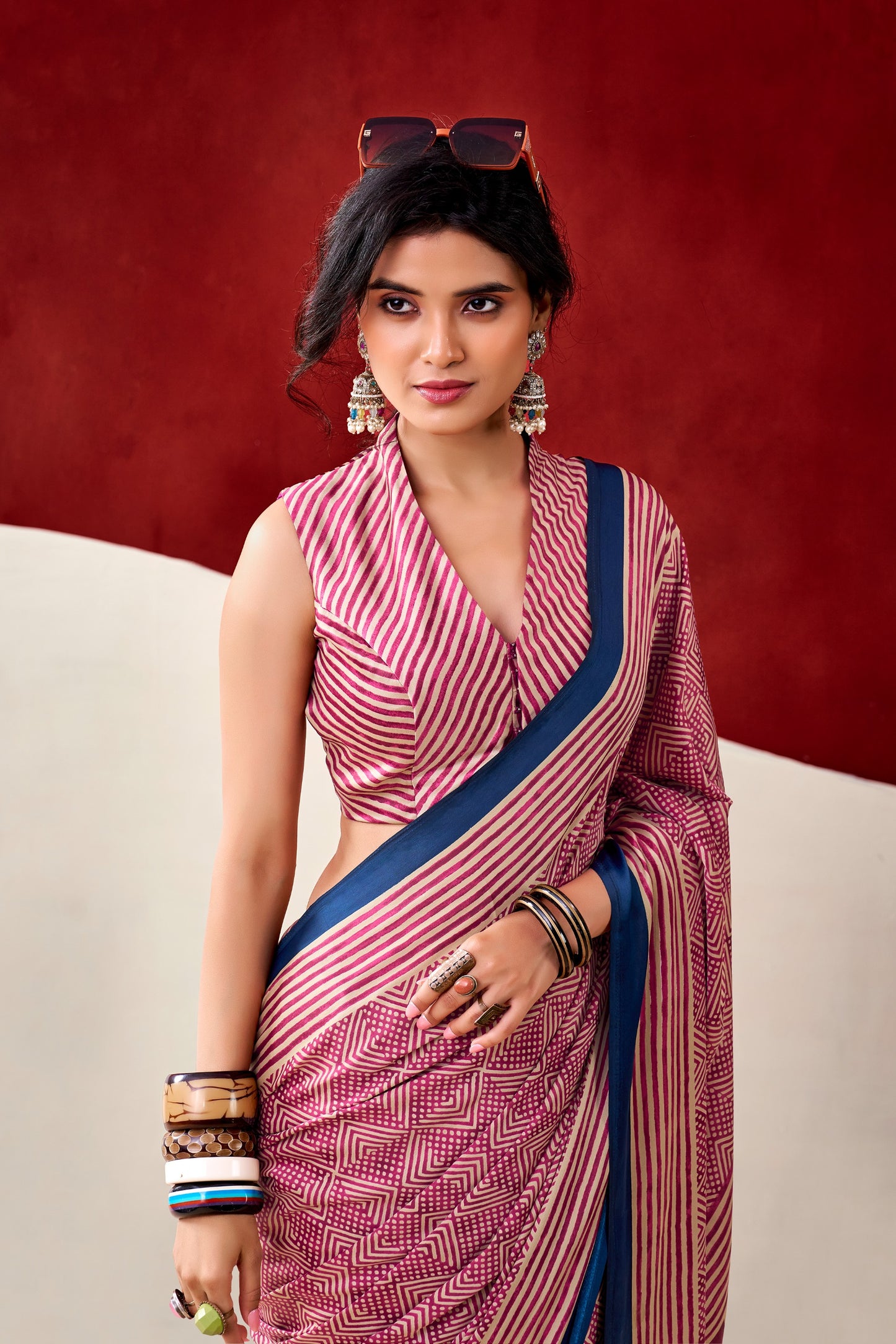 A perfect blend of professionalism and ethnic grace. 🌸