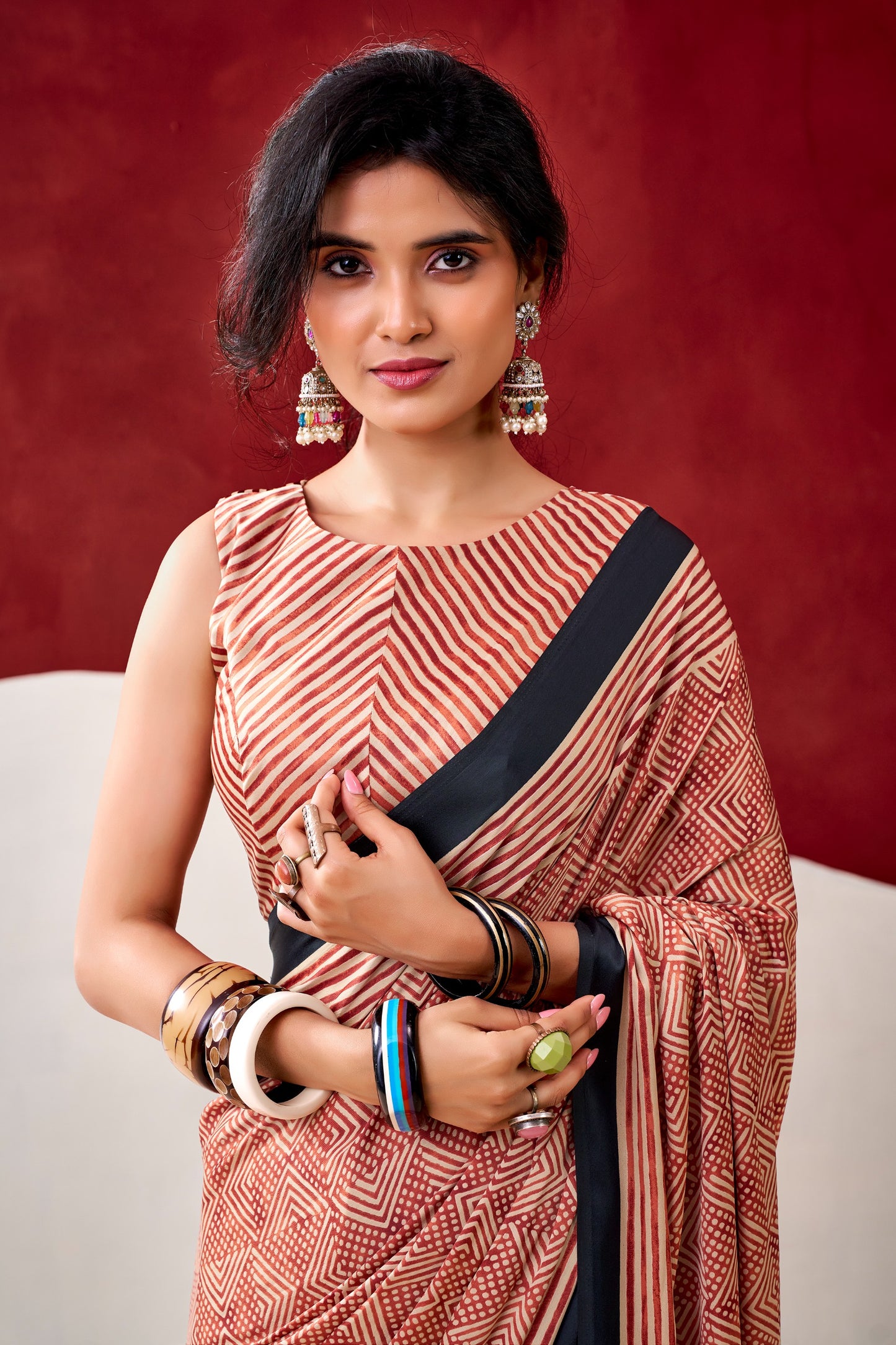 A perfect blend of professionalism and ethnic grace. 🌸