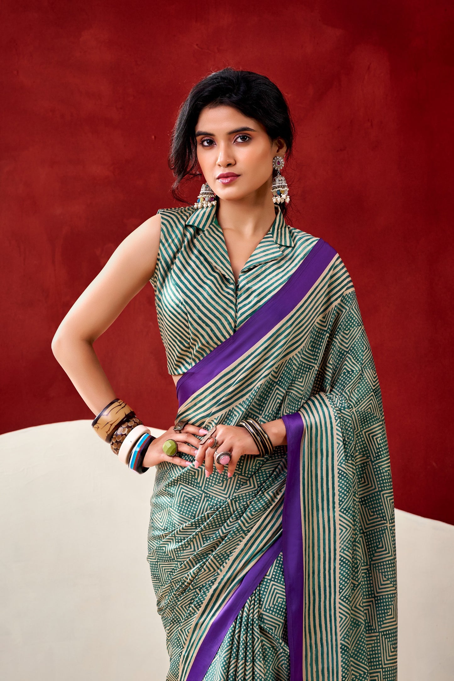 A perfect blend of professionalism and ethnic grace. 🌸