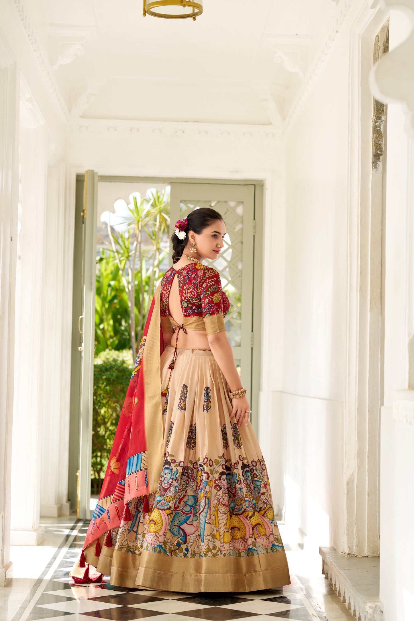 Adorned in the elegance of Dola Silk and the intricate charm of Kalamkari prints, the lehenga choli whispers tales of tradition and beauty💐.