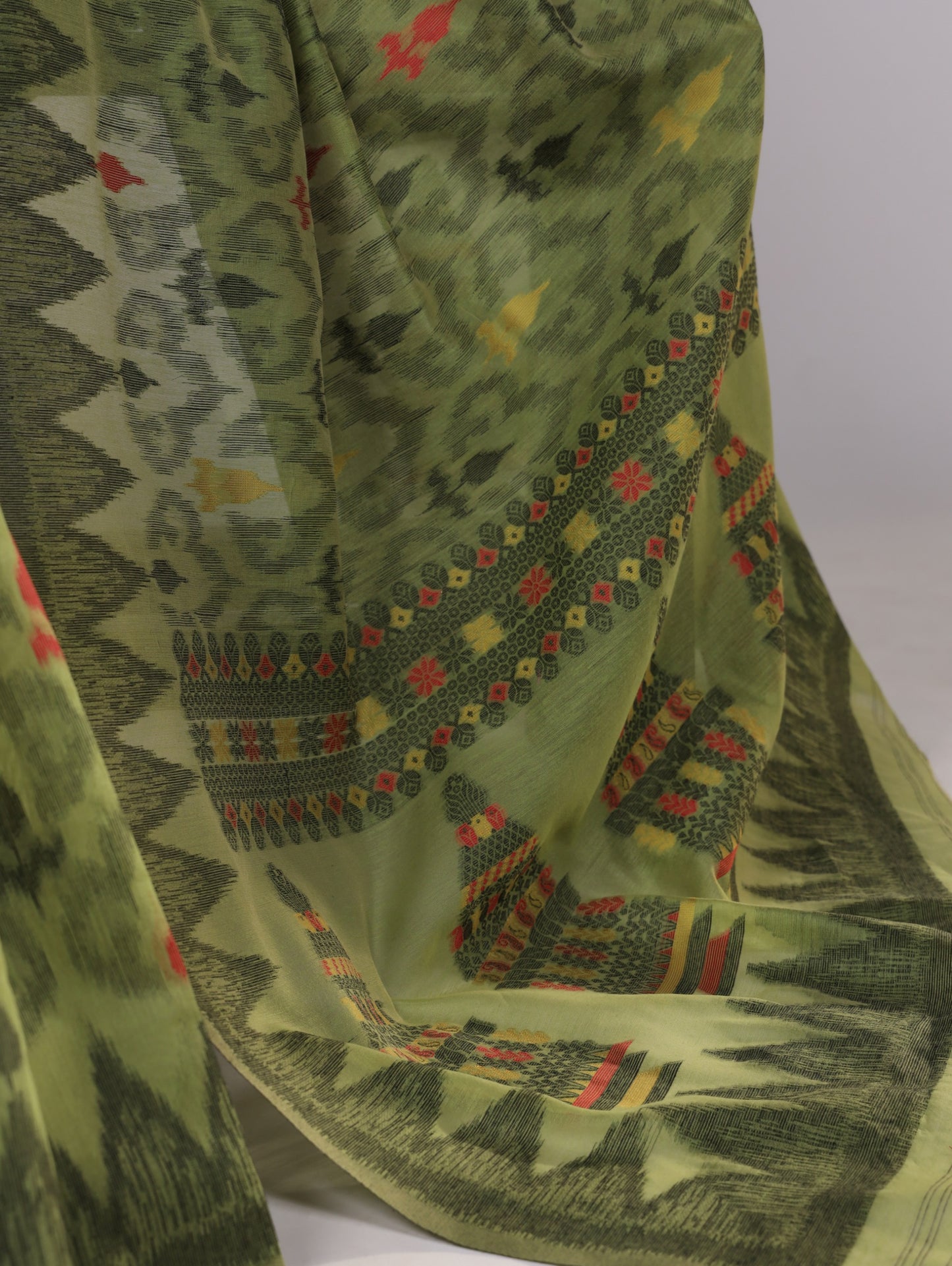 Comfort meets style in this soft Poly Cotton printed saree—perfect for your everyday elegance. 🍂