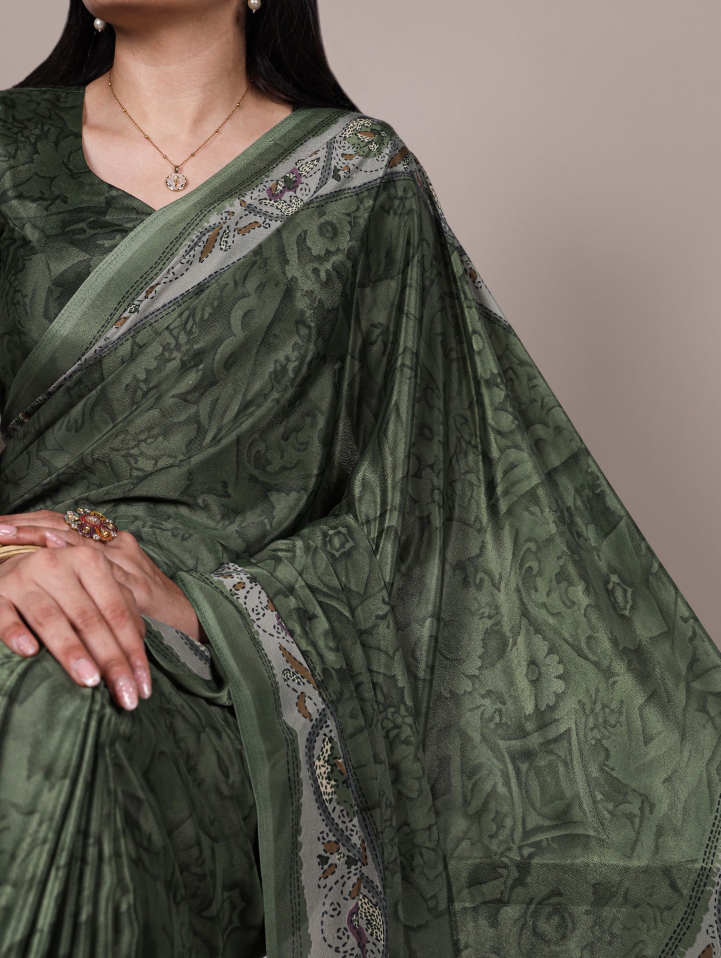 Crepe that feels like a dream, prints that make it unforgettable 🦚