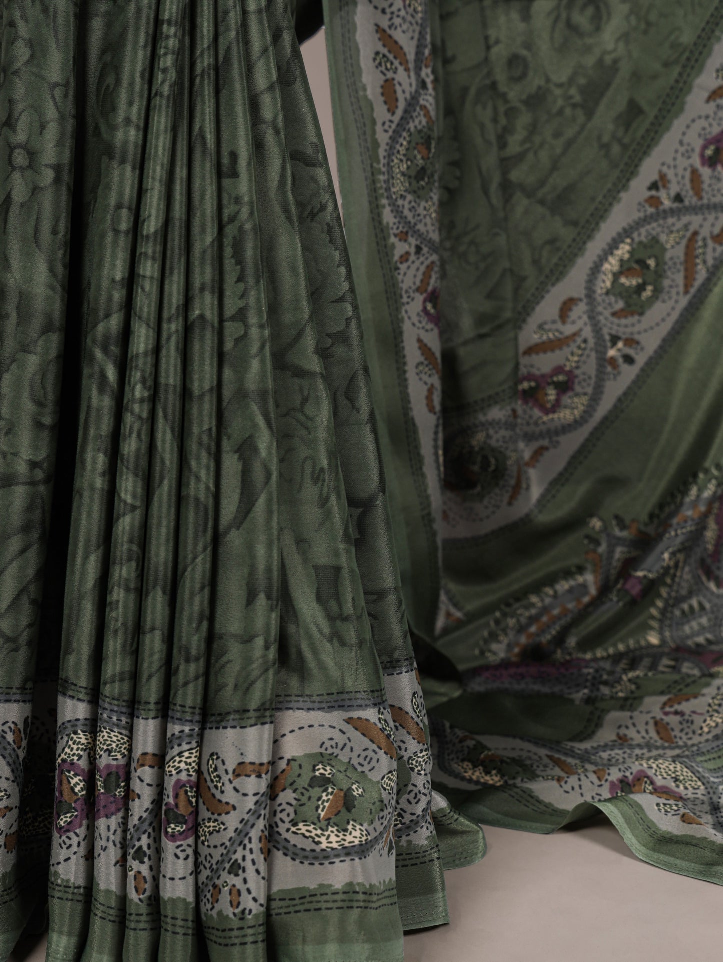 Crepe that feels like a dream, prints that make it unforgettable 🦚