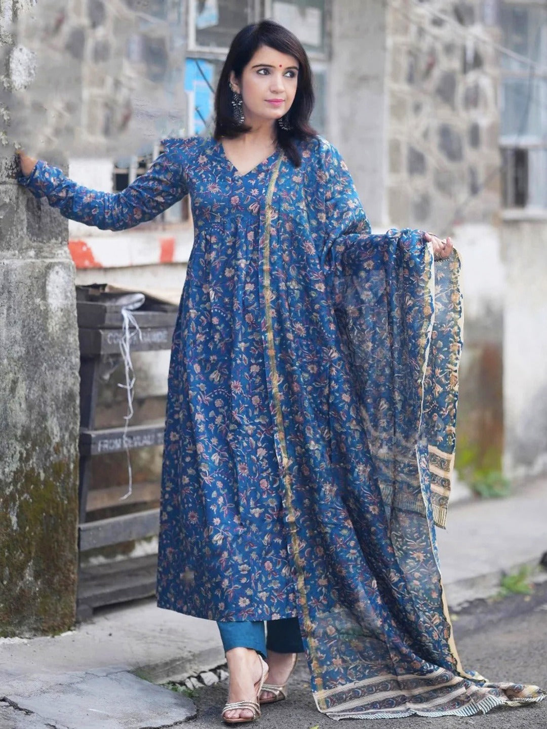 Women's Kurta Pant Set in Peacock Blue Rayon Print with Floral Print