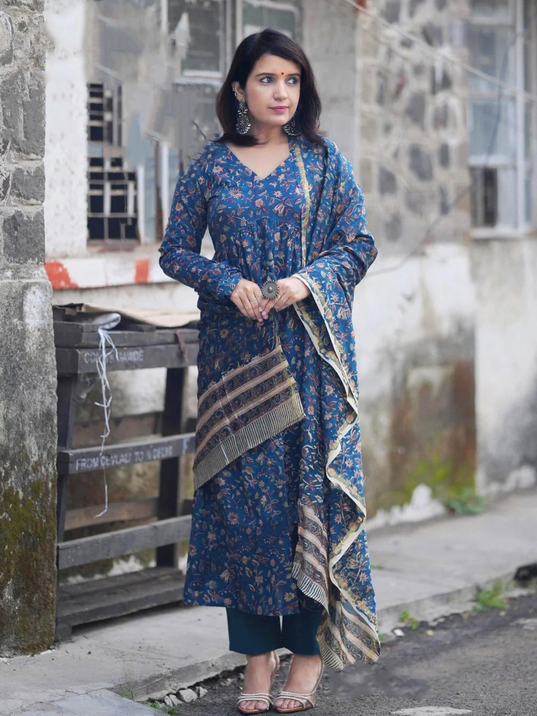 Women's Kurta Pant Set in Peacock Blue Rayon Print with Floral Print