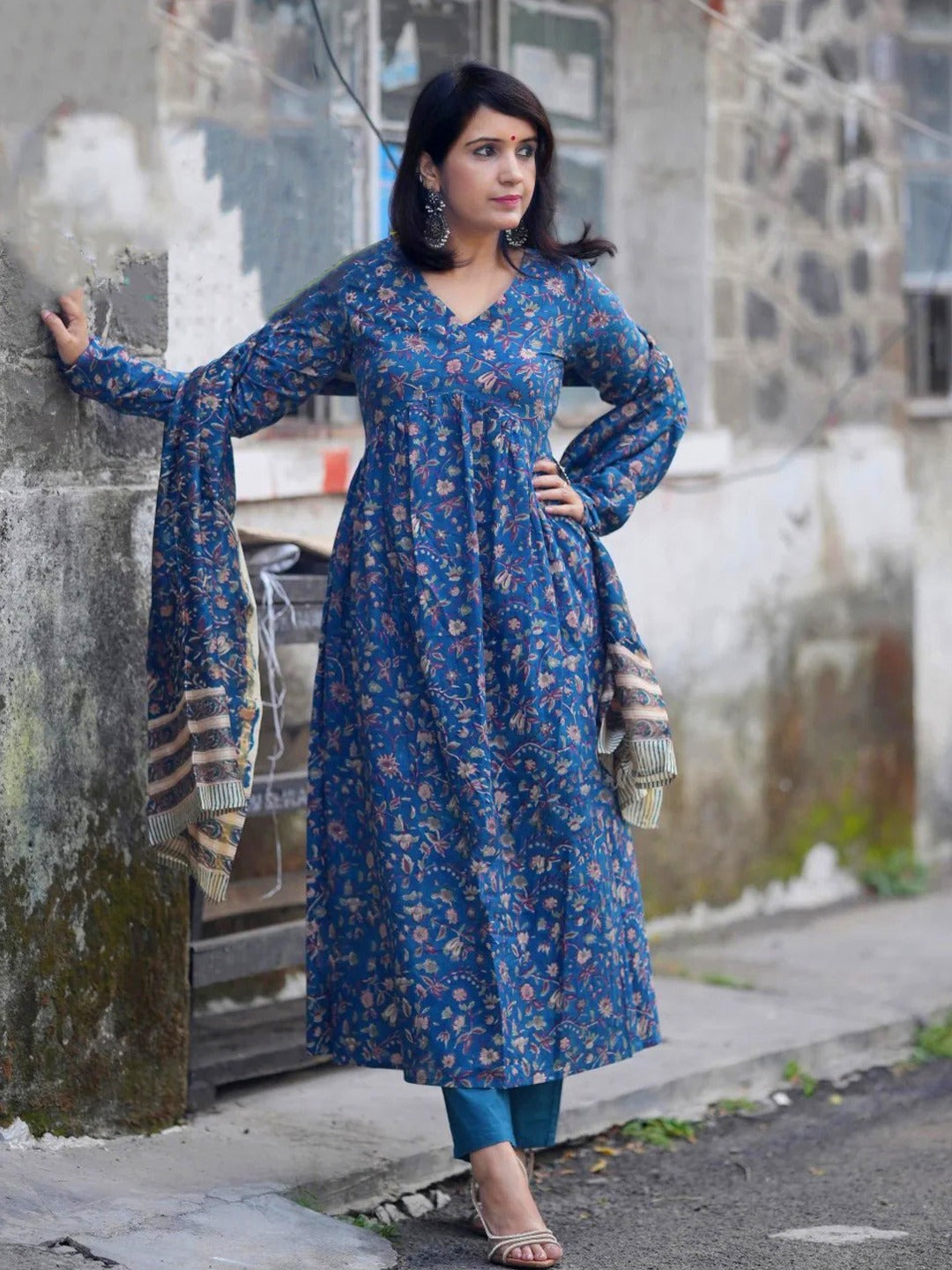 Women's Kurta Pant Set in Peacock Blue Rayon Print with Floral Print