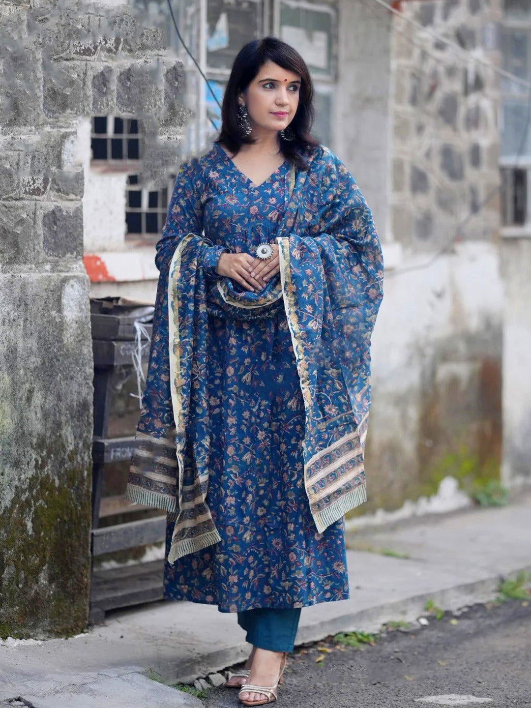 Women's Kurta Pant Set in Peacock Blue Rayon Print with Floral Print