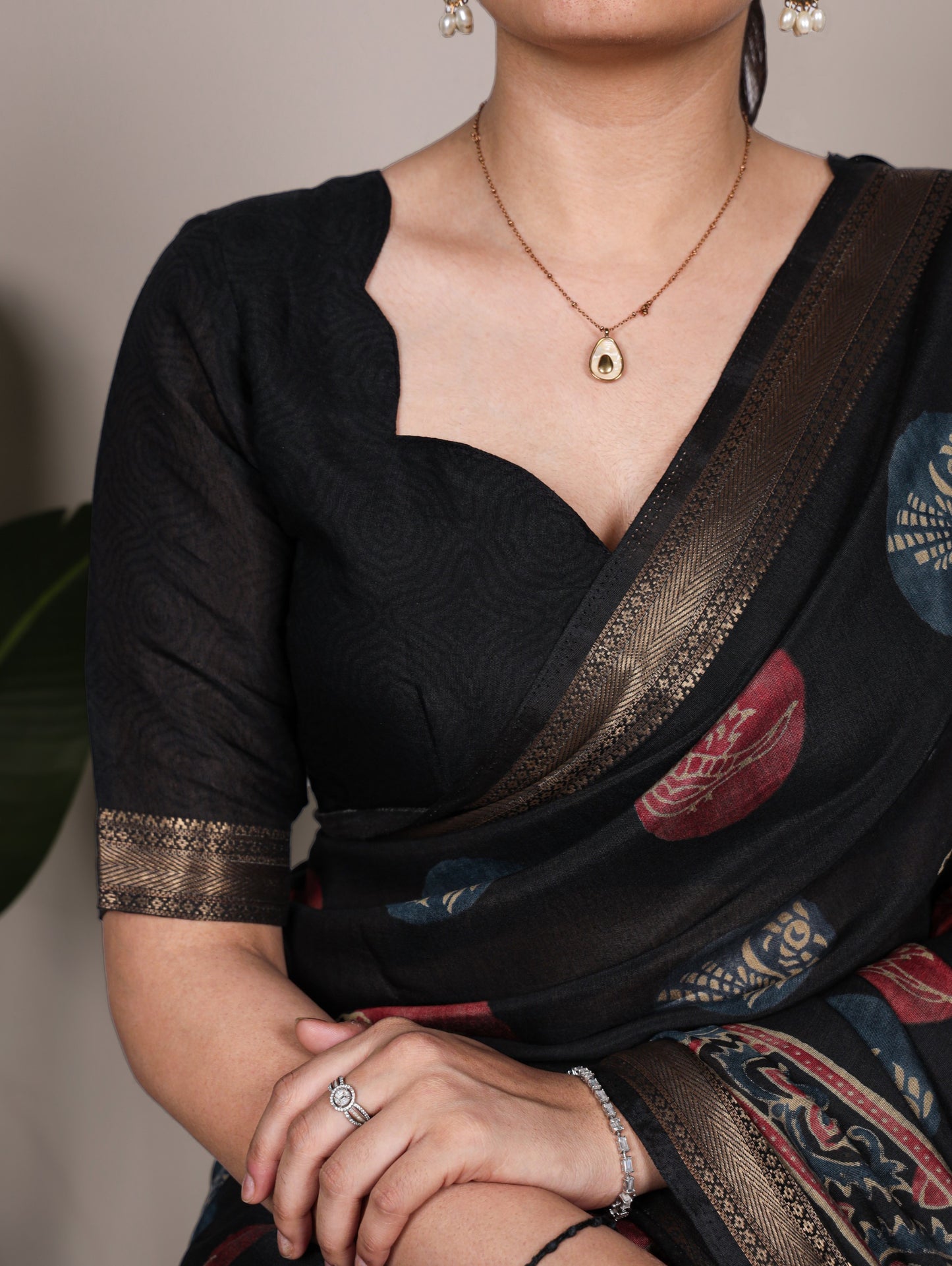 Lightweight elegance with a touch of tradition, this PV Chanderi printed saree is perfect for effortless everyday grace 🪞