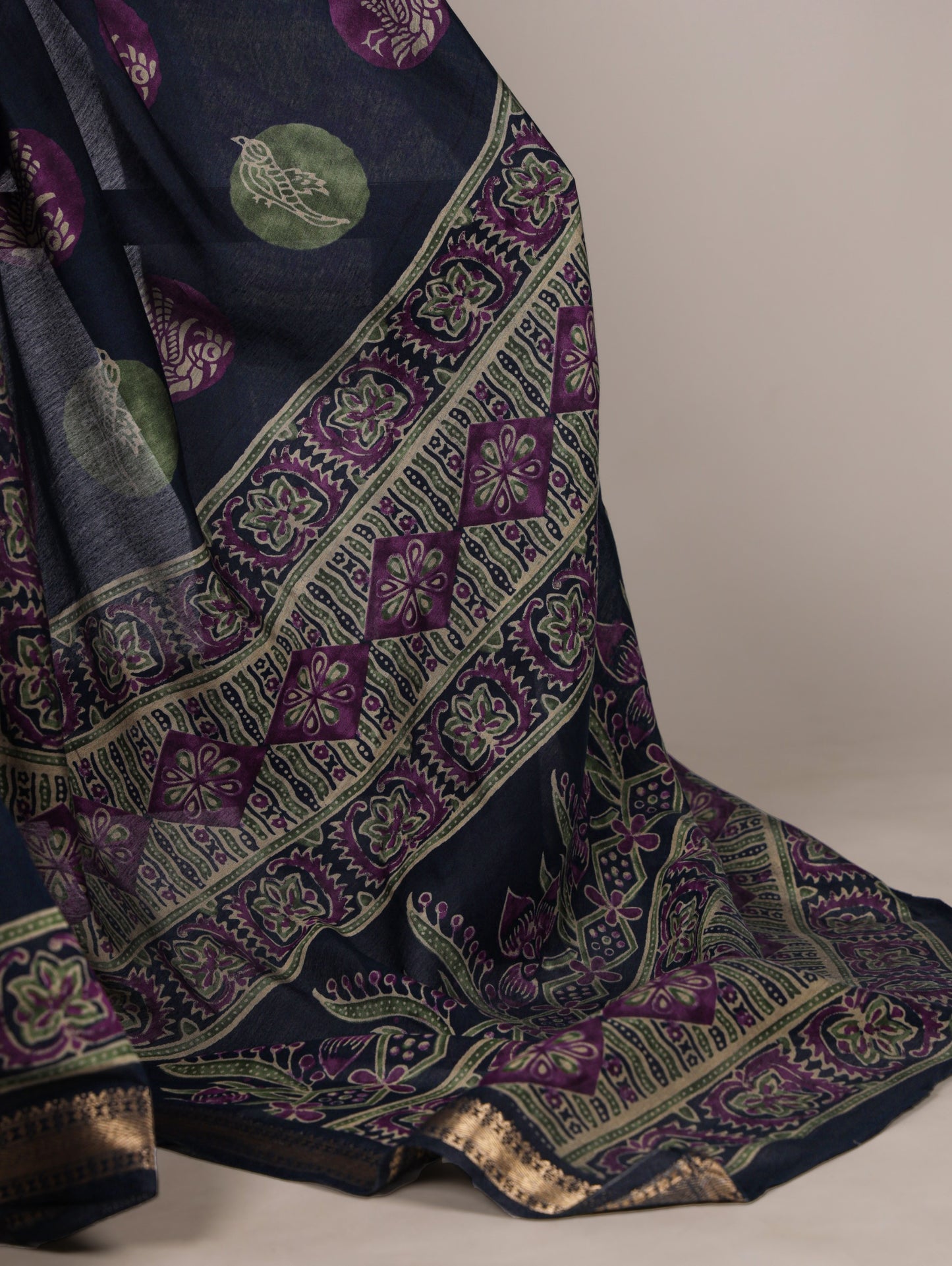 Lightweight elegance with a touch of tradition, this PV Chanderi printed saree is perfect for effortless everyday grace 🪞