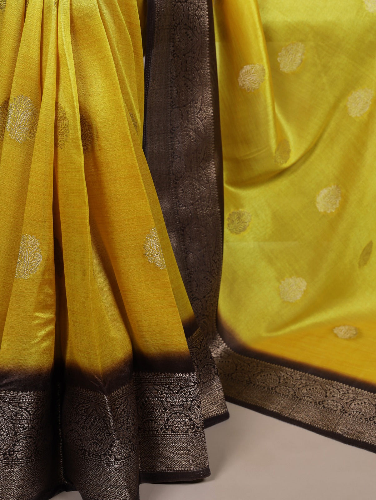 The perfect saree for when you want timeless beauty and modern grace 🪞✨