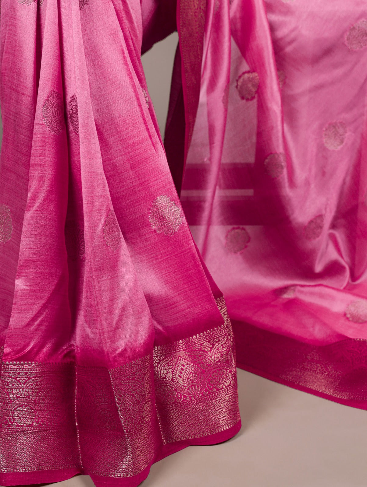 The perfect saree for when you want timeless beauty and modern grace 🪞✨