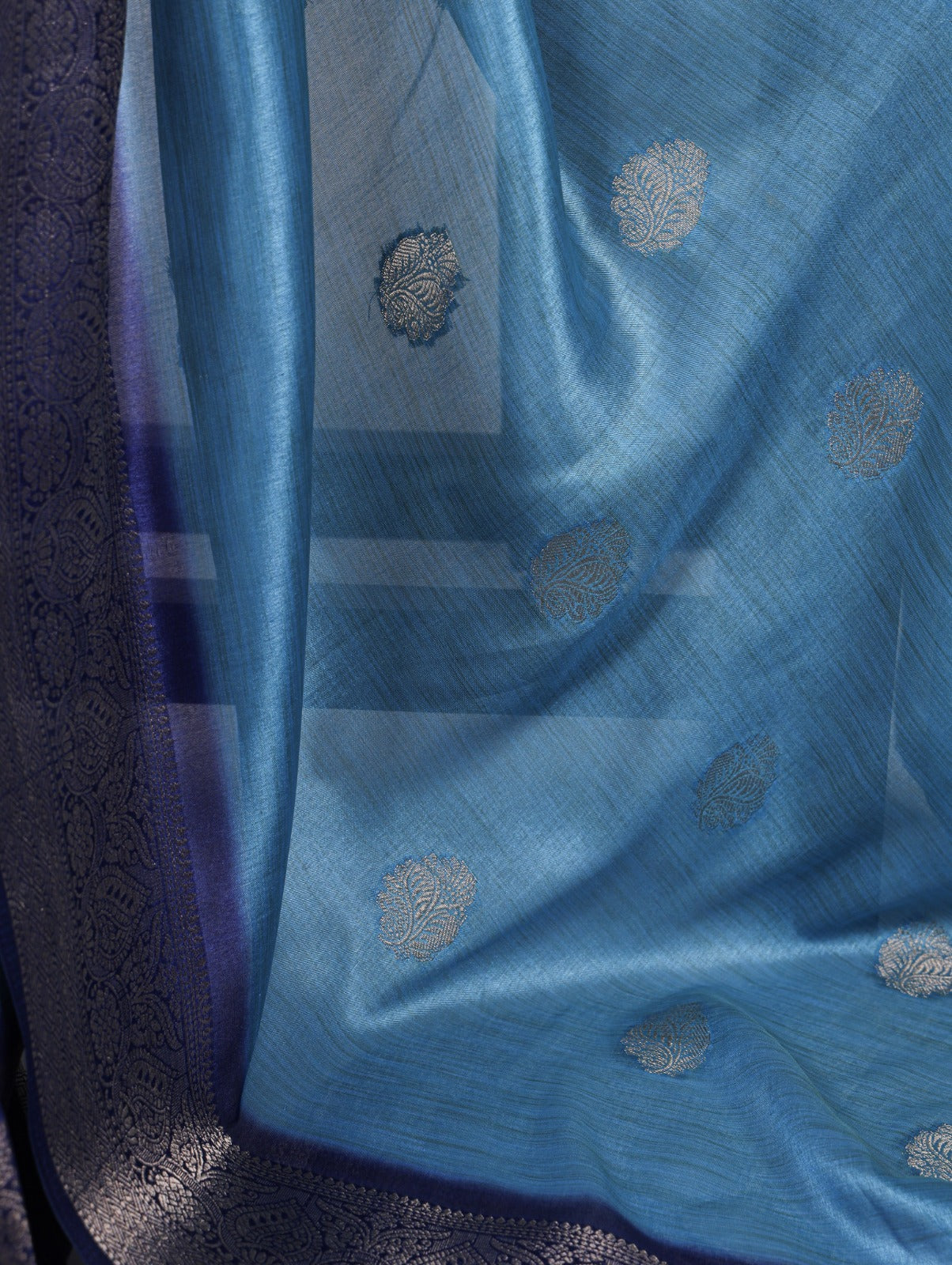 The perfect saree for when you want timeless beauty and modern grace 🪞✨
