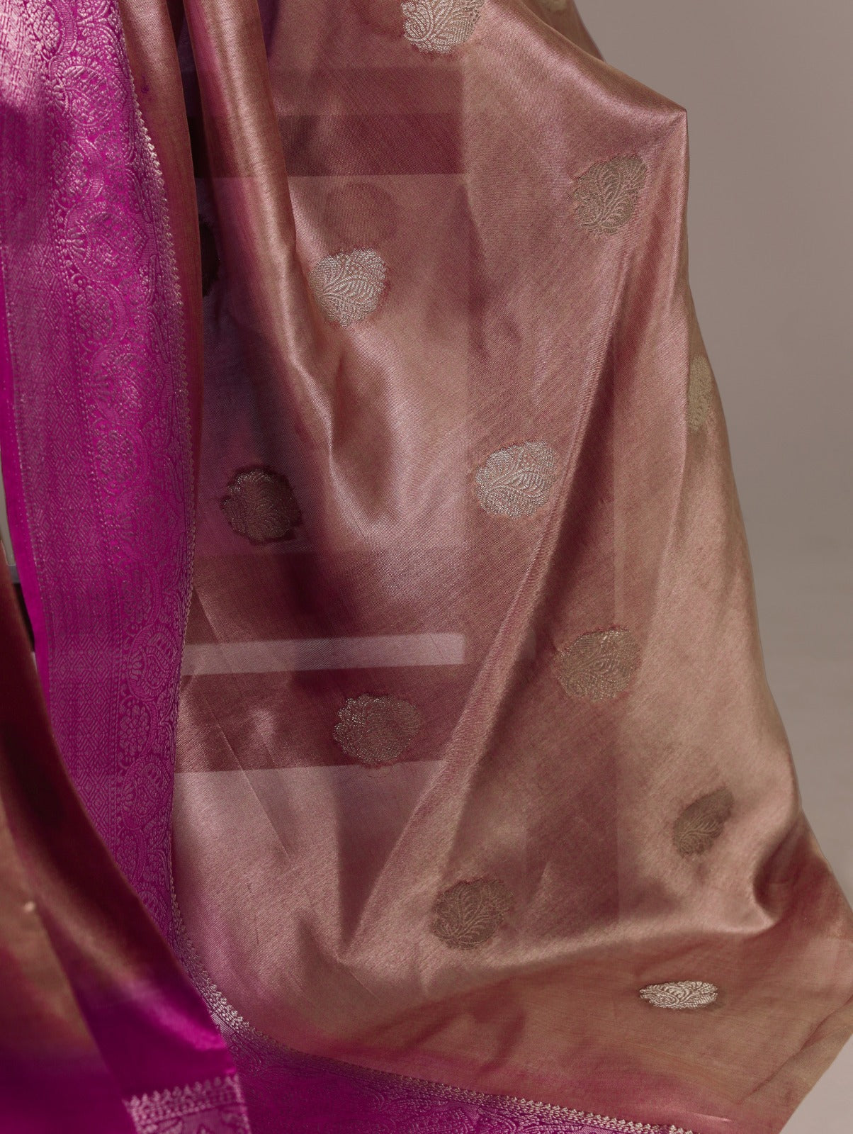 The perfect saree for when you want timeless beauty and modern grace 🪞✨