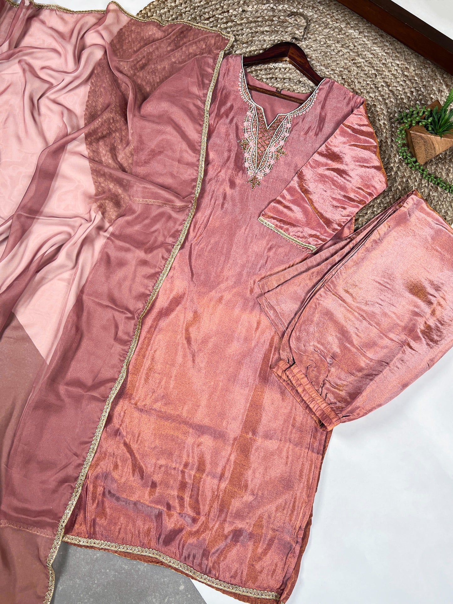 This kurta set isn’t just an outfit—it’s a whole vibe! 🌹