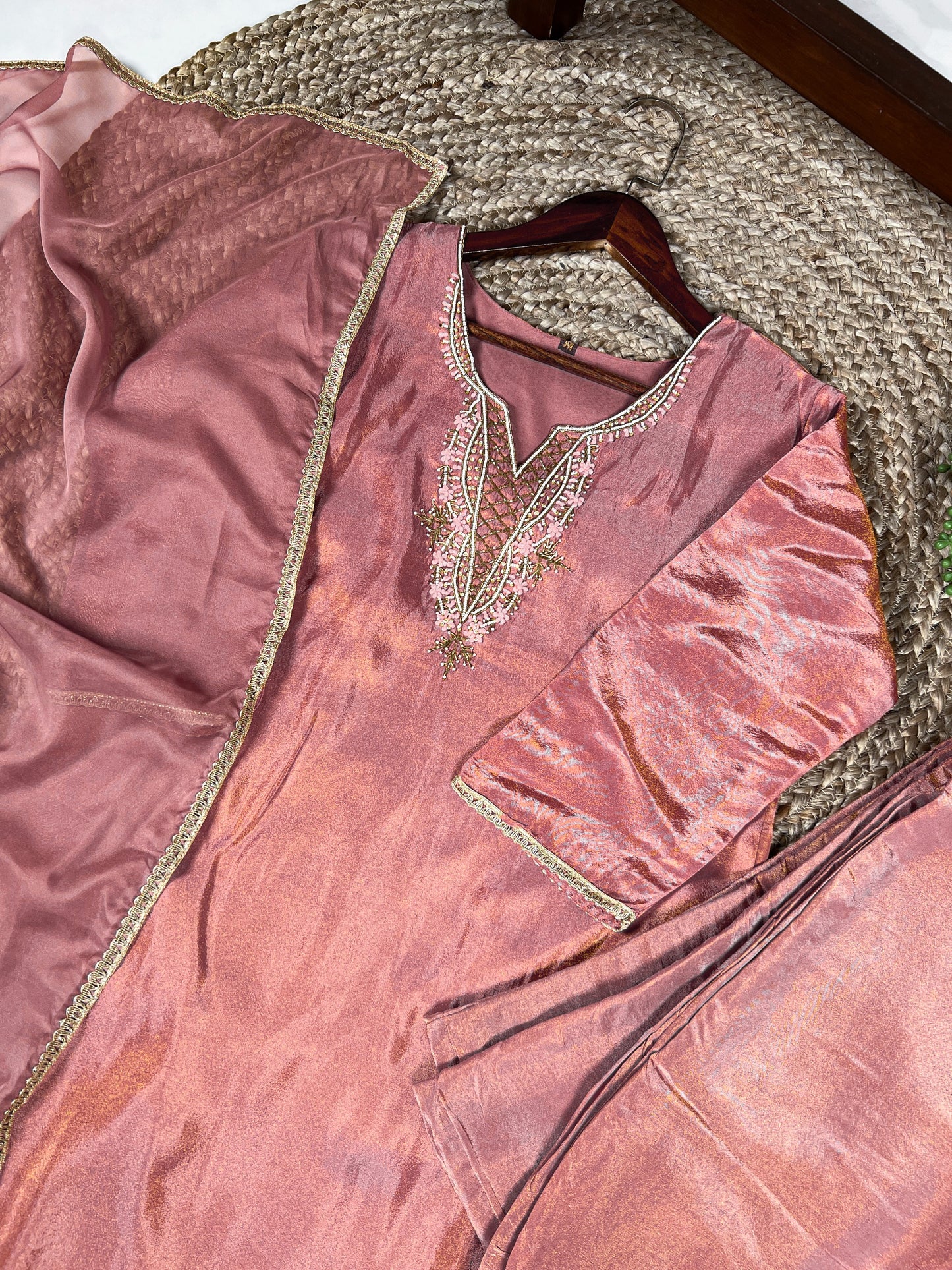 This kurta set isn’t just an outfit—it’s a whole vibe! 🌹