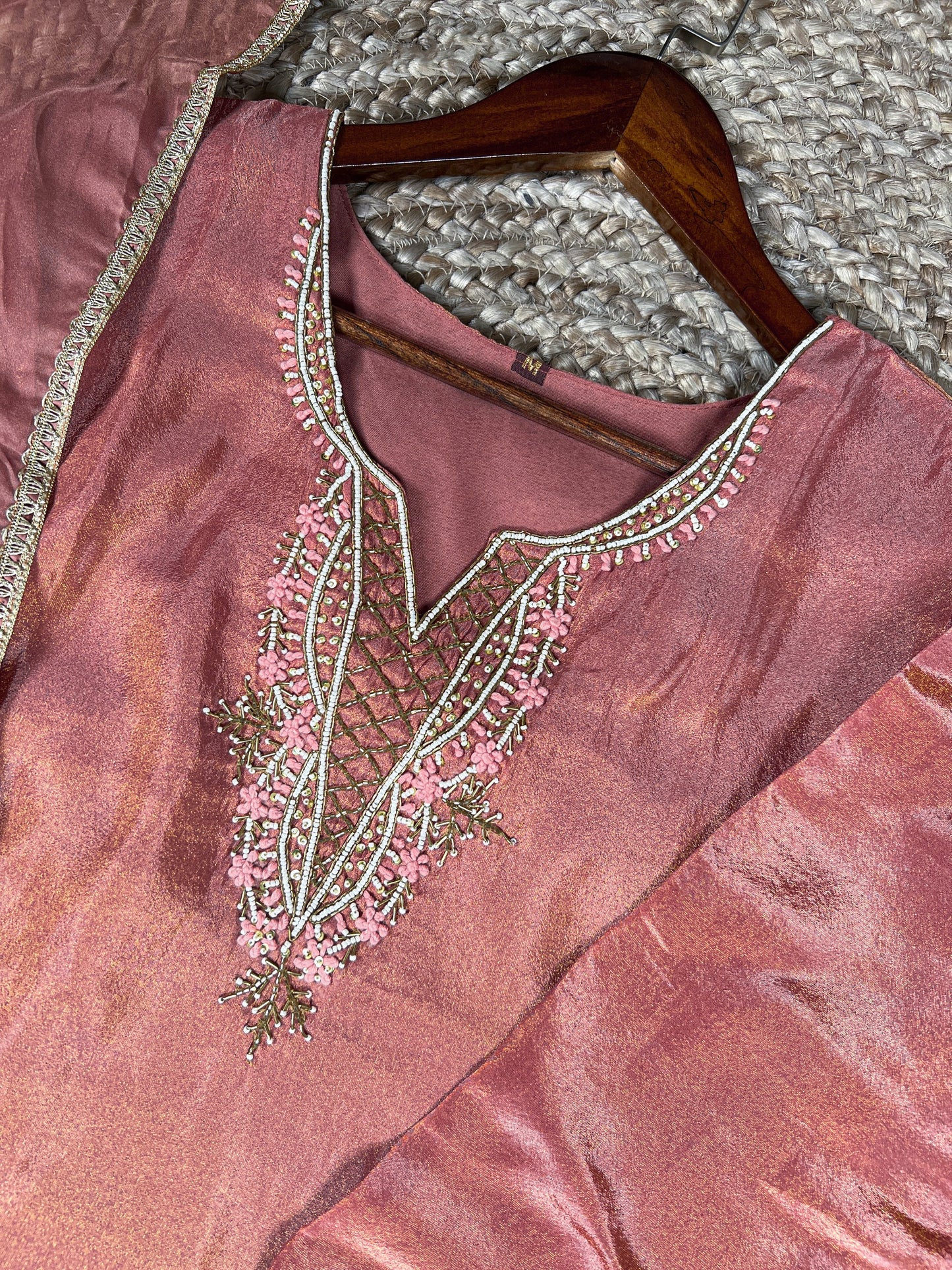 This kurta set isn’t just an outfit—it’s a whole vibe! 🌹