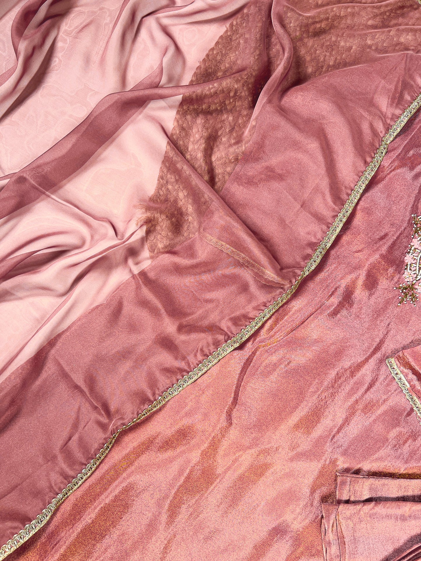 This kurta set isn’t just an outfit—it’s a whole vibe! 🌹