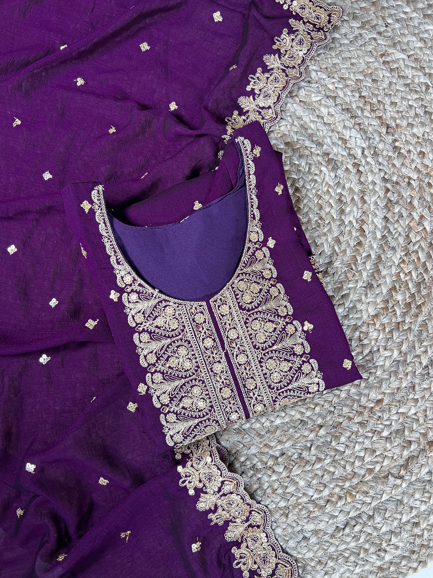 From the richness of the fabric to the charm of its embroidery 🪻