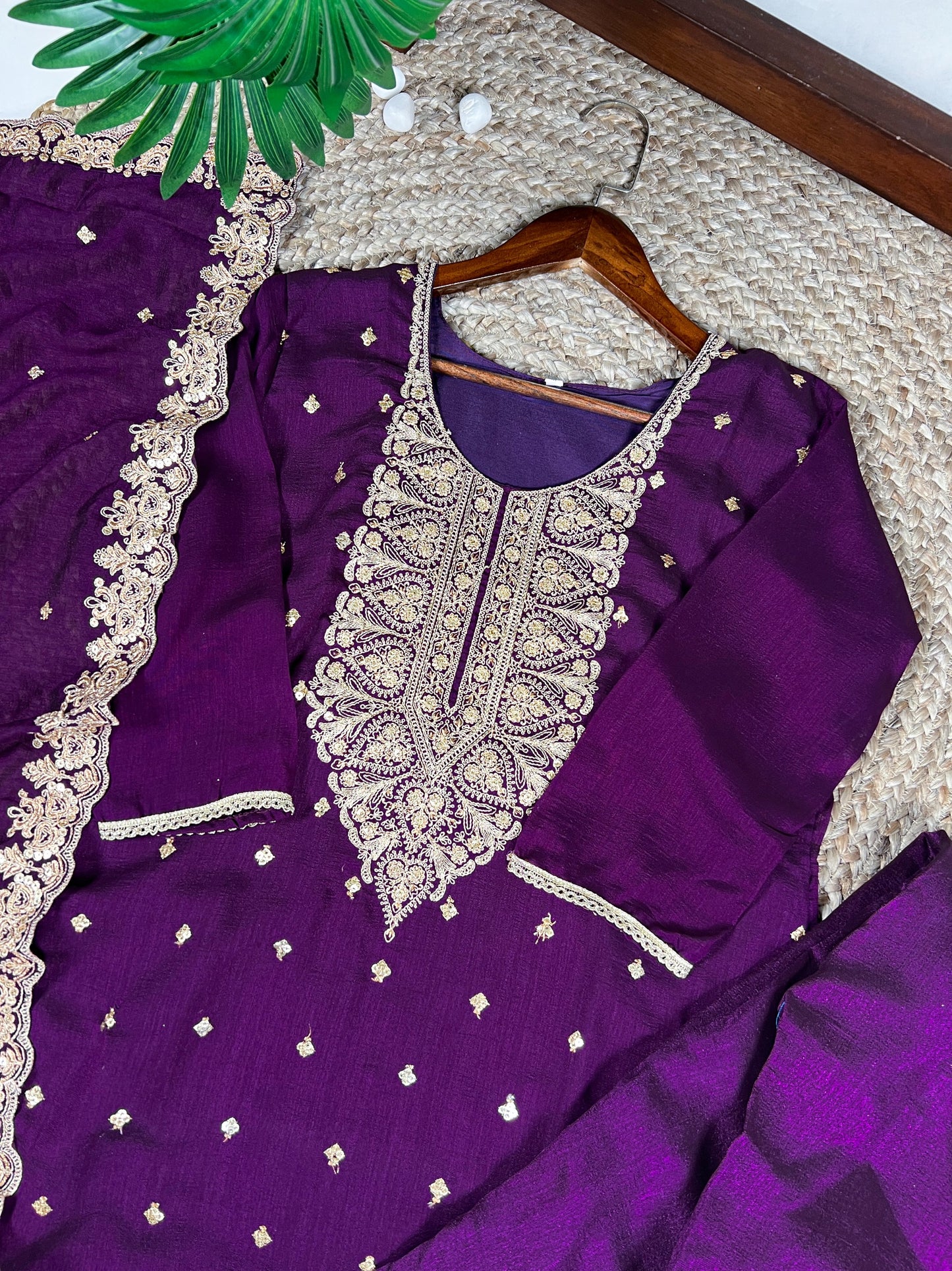 From the richness of the fabric to the charm of its embroidery 🪻