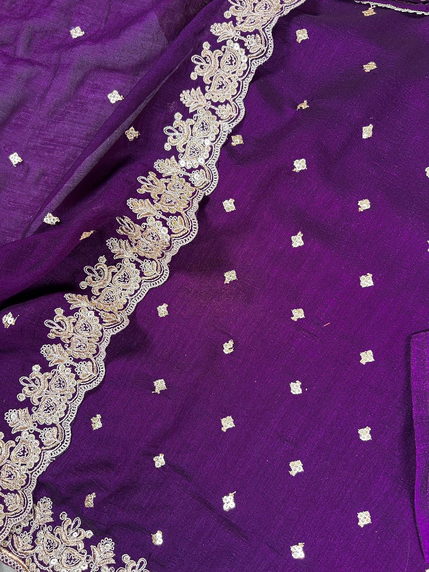 From the richness of the fabric to the charm of its embroidery 🪻