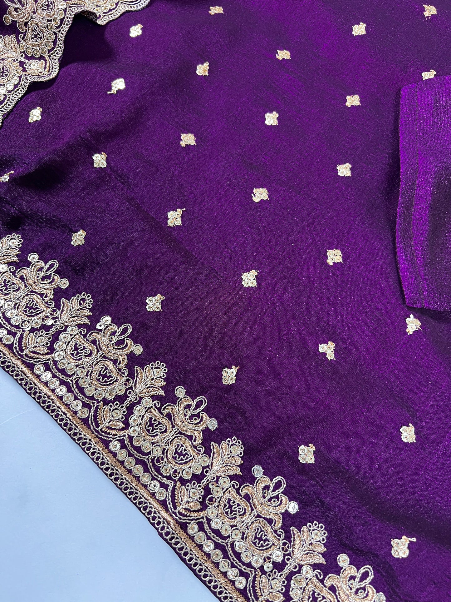 From the richness of the fabric to the charm of its embroidery 🪻